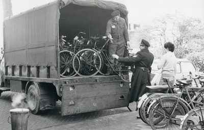 128985 Afbeelding van het afvoeren door de politie van verkeerd gestalde fietsen langs de Leidseweg te Utrecht.